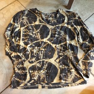 Fox’s printed shirt